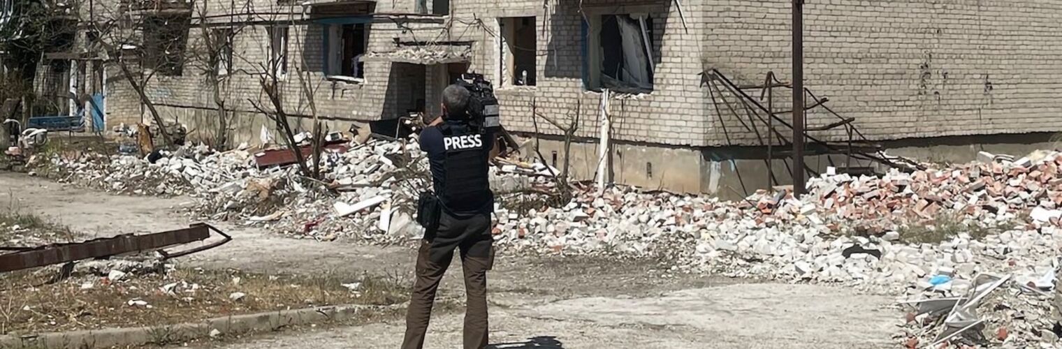 Journalist in einem Kriegsgebiet - unser Sicherheitstraining HEAT (Hostile Environment Awareness Training) bereitet Journalisten und Kamerateams gezielt für solche Auslandseinsätze in Krisengebieten und Kriegsgebieten vor.